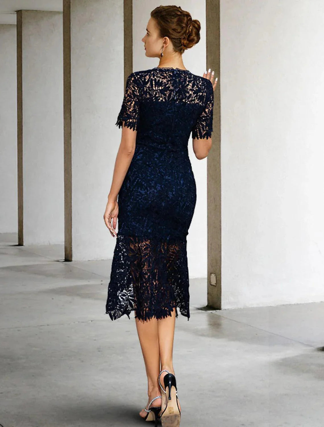 Vestido de mãe da noiva com bainha/coluna, simples, elegante, alto e baixo, decote em joia, comprimento pelo joelho, renda, manga curta com aplicações, cor sólida