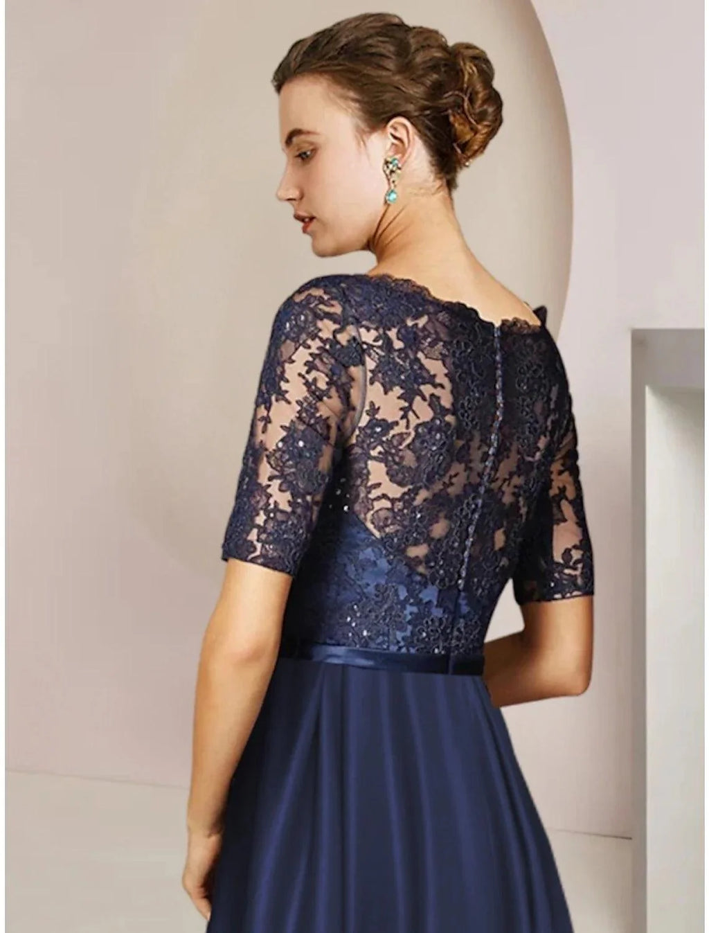 Vestido tubinho/coluna para mãe da noiva, festa de casamento, elegante, decote redondo, comprimento chá, cetim, renda, manga curta com laço(s), pregas, apliques