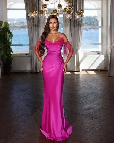 Fuchsiafarbenes Abendkleid mit Spaghettiträgern, plissierten Quasten und Pailletten