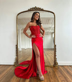 Fuchsia Meerjungfrau Langes trägerloses ärmelloses Ballkleid aus Spitze mit Applikationen und Schlitz