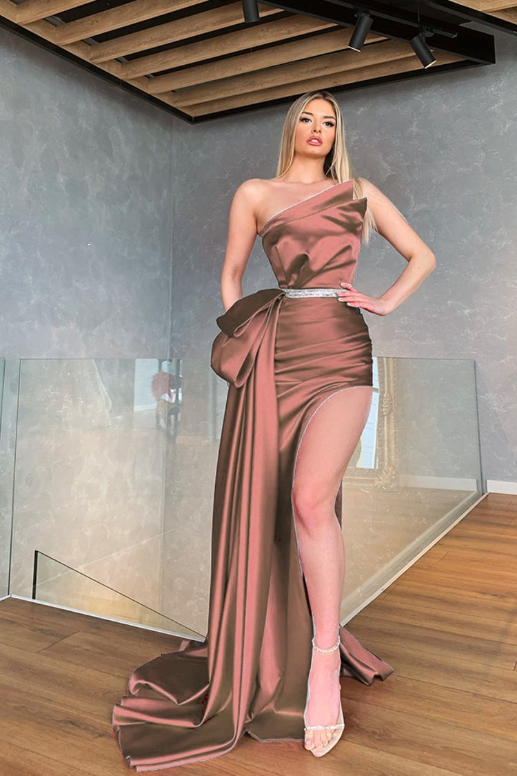 Vestido de festa comprido em cetim com racha alta e decote sereia fúcsia