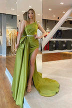 Vestido de festa comprido em cetim com racha alta e decote sereia fúcsia