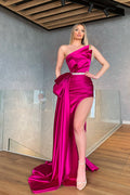 Vestido de noche largo de sirena en satén fucsia con un hombro y abertura alta