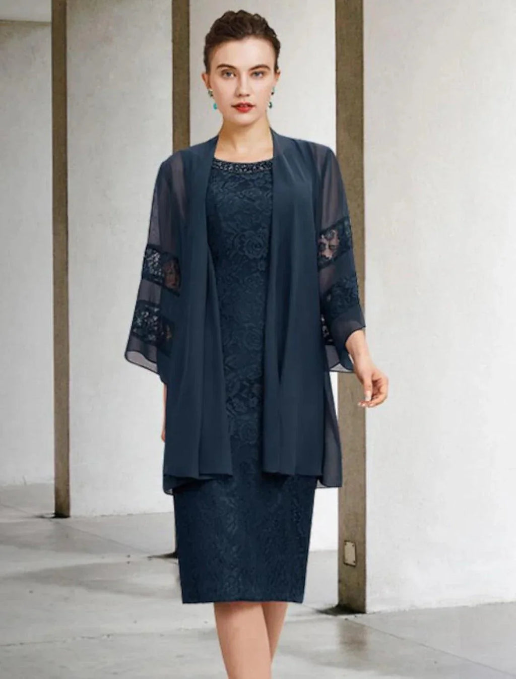 Vestido de mãe da noiva de duas peças, estilo coluna, plus size, elegante, decote em joia, comprimento até ao joelho, chiffon, renda, sem mangas, com aplicações de missangas, outono