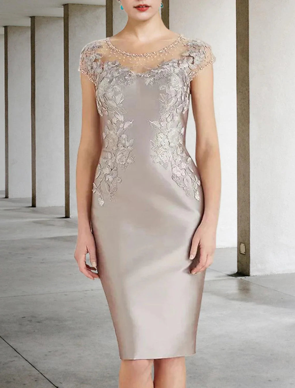 Vestido de mãe da noiva com bainha/coluna, luxuoso e elegante, com decote em joia, comprimento até ao joelho, renda, charmeuse, manga curta com aplicações de missangas, outono