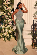Vestido de fiesta largo sirena satinado sin mangas en verde salvia apagado con cuello alto y encaje glamoroso