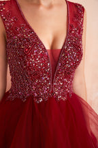 Glamouröses langes Ballkleid mit V-Ausschnitt und Tüll in Burgunderrot