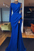 Glamorous – Langes, königsblaues Ballkleid aus Spitze mit hohem Halsausschnitt und langen Ärmeln und Schlitz