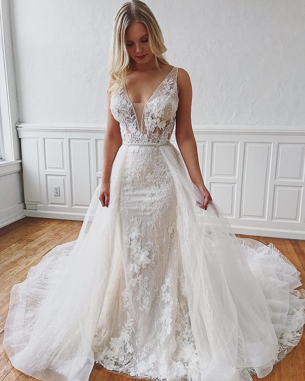 Glamouröse lange Meerjungfrauen-Brautkleider mit Trägern, V-Ausschnitt, Spitze und abnehmbarer Schleppe