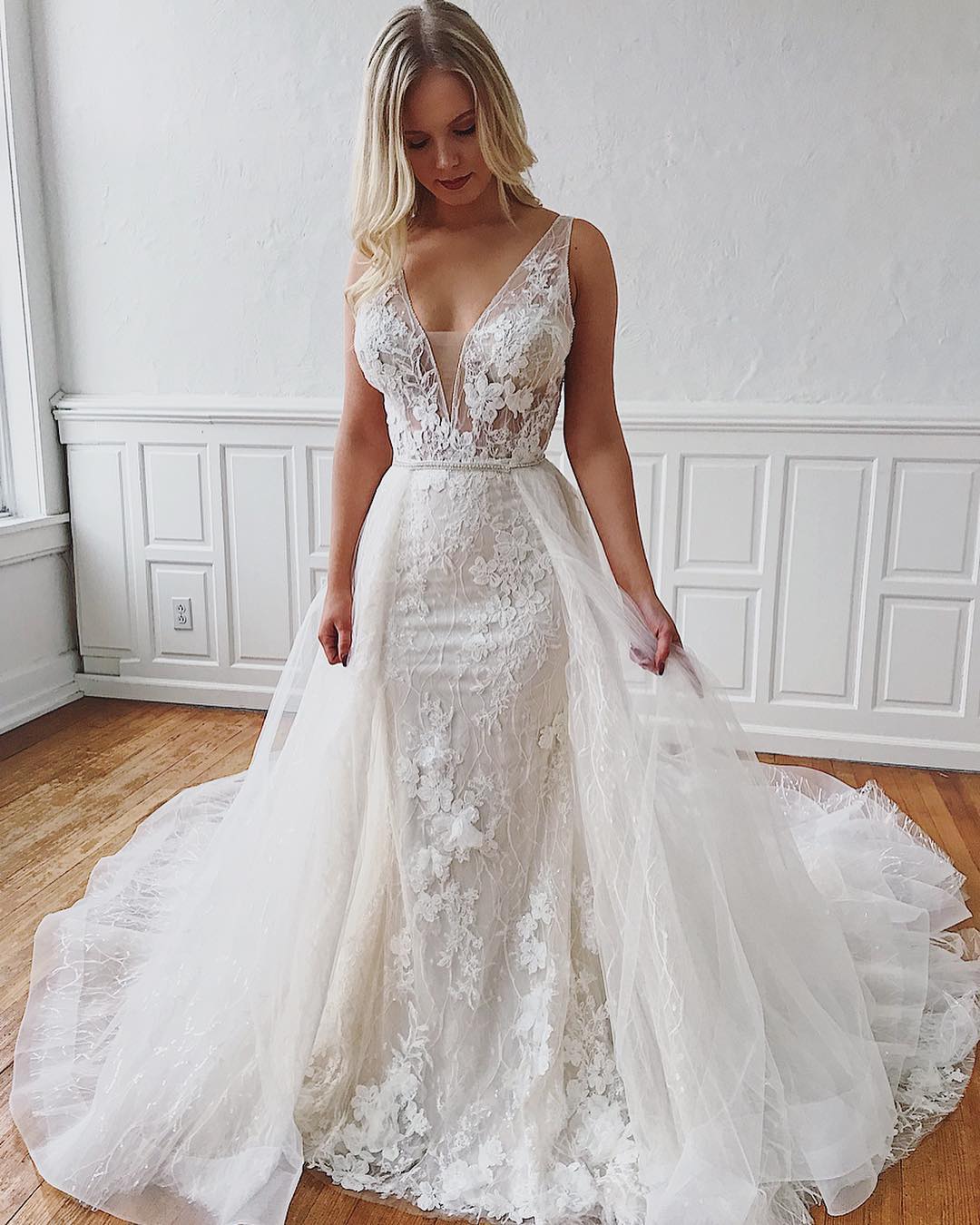 Glamouröse lange Meerjungfrauen-Brautkleider mit Trägern, V-Ausschnitt, Spitze und abnehmbarer Schleppe