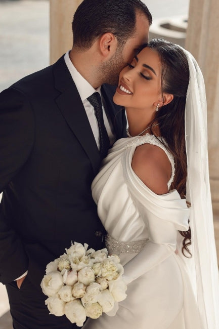 Glamouröses Meerjungfrauen-Brautkleid aus Satin mit Ein-Schulter-Träger, langen Ärmeln und Rüschen