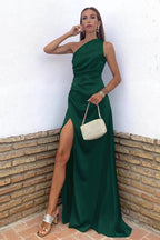 Vestido de festa comprido verde escuro, sereia, um ombro, sem mangas, em cetim, com racha