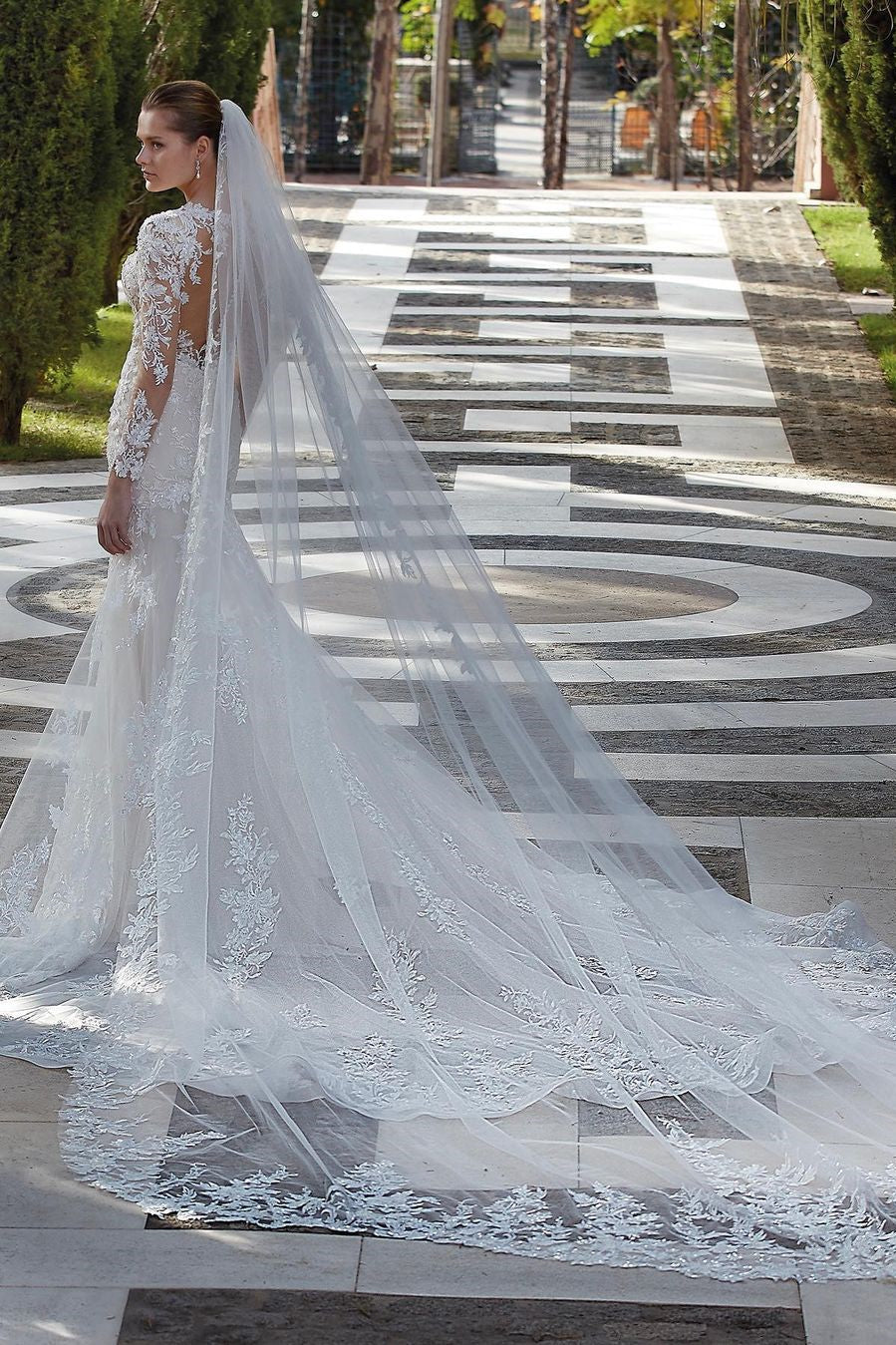 Glamouröses Meerjungfrauen-Brautkleid mit V-Ausschnitt, Applikationen, langen Ärmeln und Spitze