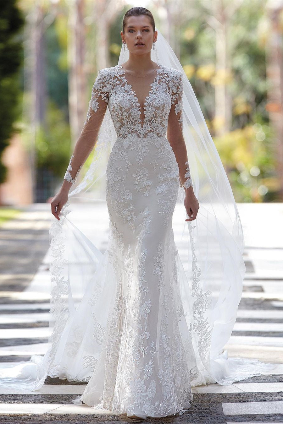 Glamouröses Meerjungfrauen-Brautkleid mit V-Ausschnitt, Applikationen, langen Ärmeln und Spitze