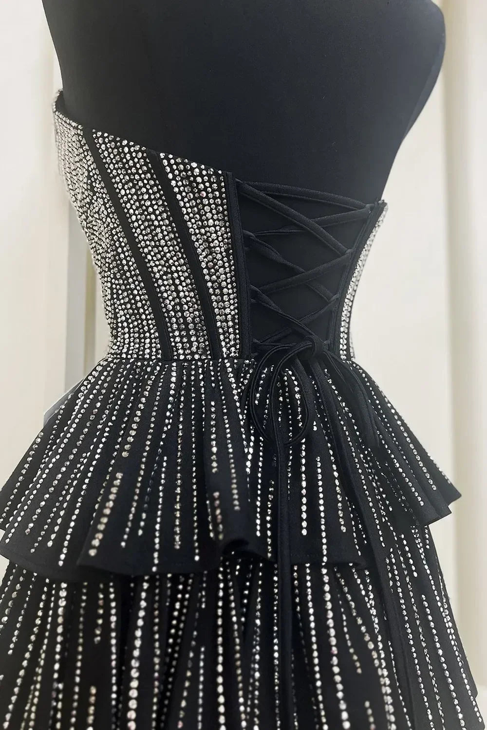 Glitzer-Schwarz Trägerloses A-Linien Korsett Kurzes Homecoming-Kleid mit Perlenstickerei