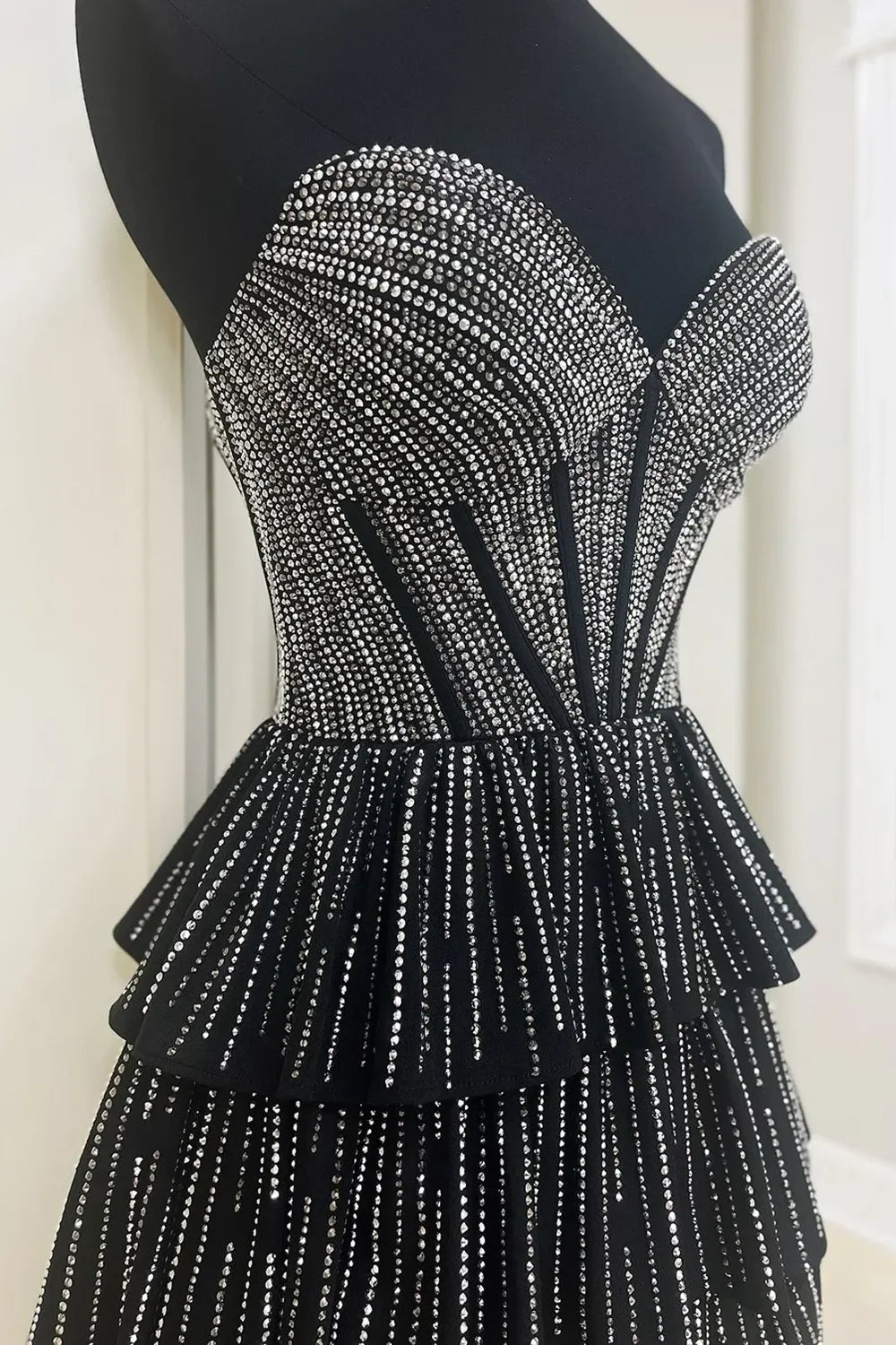 Glitzer-Schwarz Trägerloses A-Linien Korsett Kurzes Homecoming-Kleid mit Perlenstickerei