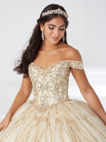 Vestido de quinceanera com glitter e ombros à mostra da Fiesta Gowns 56463