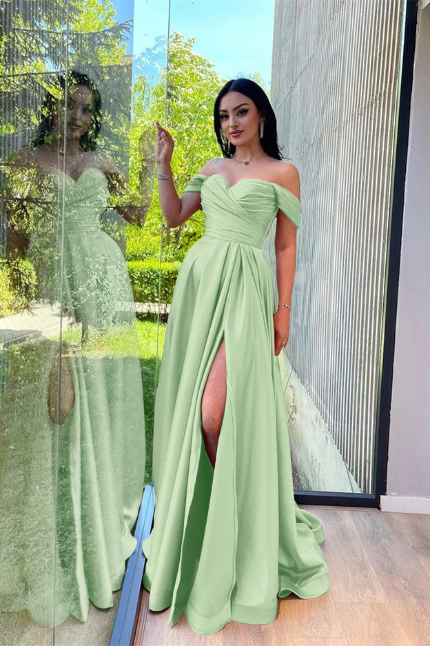 Burgunderrotes, langes, schulterfreies Abendkleid in A-Linie mit Schlitz vorne