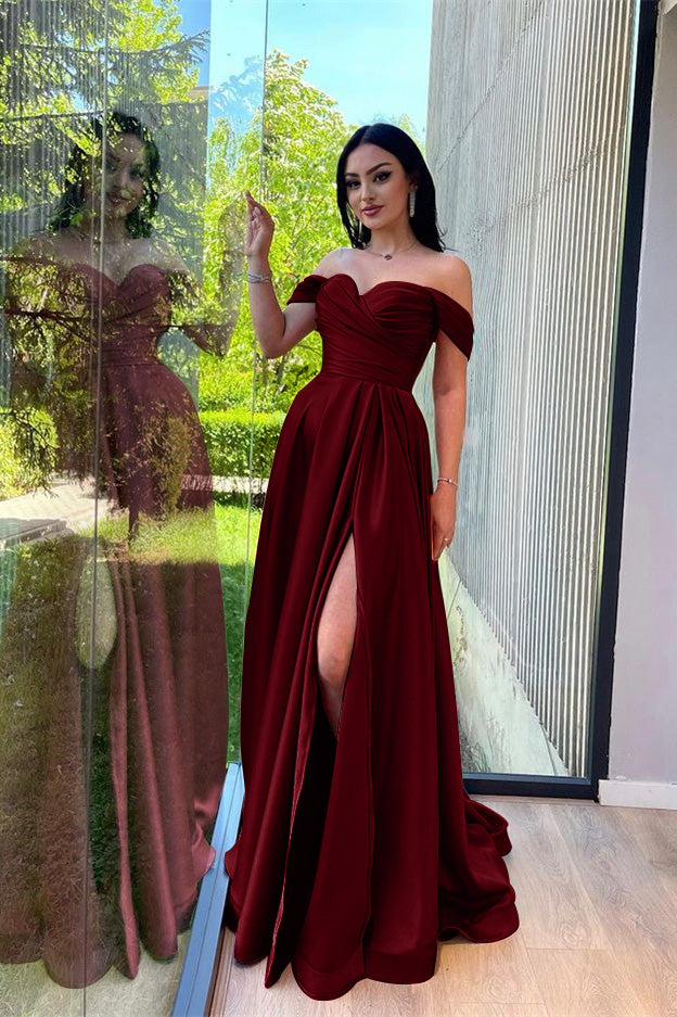 Burgunderrotes, langes, schulterfreies Abendkleid in A-Linie mit Schlitz vorne