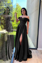 Burgunderrotes, langes, schulterfreies Abendkleid in A-Linie mit Schlitz vorne