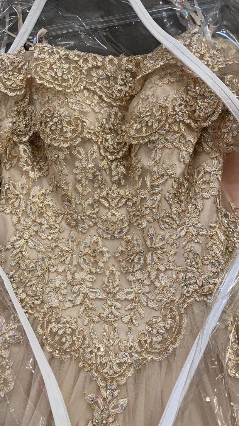 A-Linien-Ballkleid mit schulterfreien Ärmeln und goldener Applikation von Elizabeth K GL2510