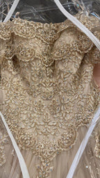 A-Linien-Ballkleid mit schulterfreien Ärmeln und goldener Applikation von Elizabeth K GL2510