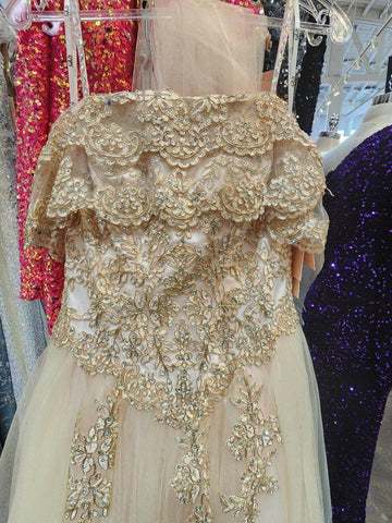 A-Linien-Ballkleid mit schulterfreien Ärmeln und goldener Applikation von Elizabeth K GL2510