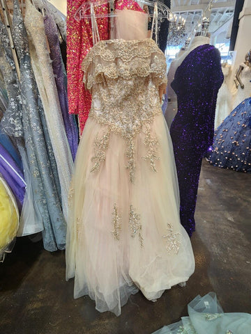 A-Linien-Ballkleid mit schulterfreien Ärmeln und goldener Applikation von Elizabeth K GL2510