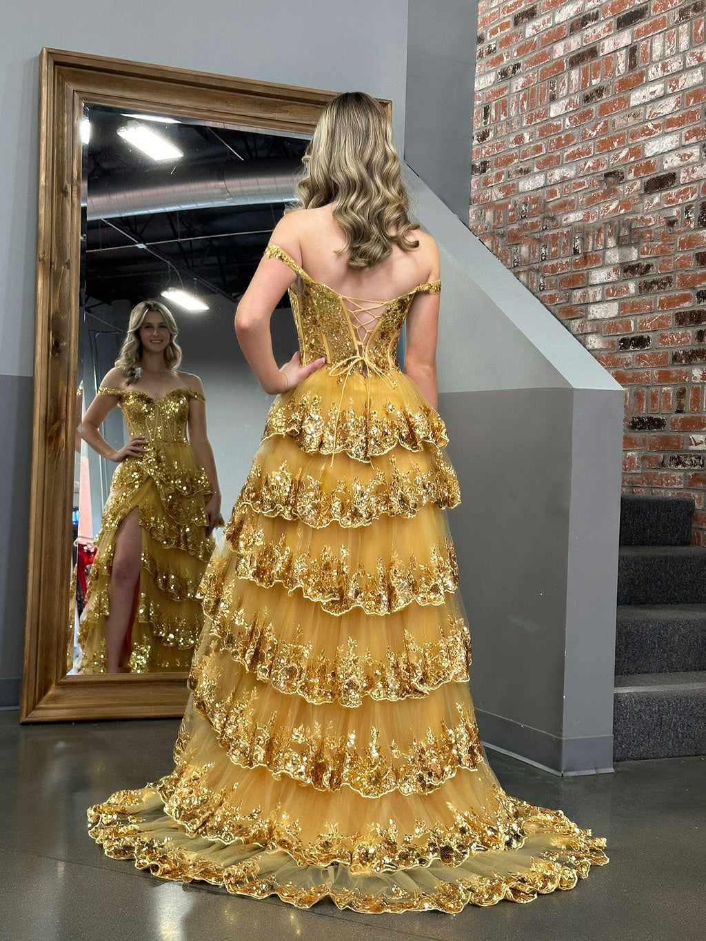 Vestido de festa estilo princesa dourado, com decote em A e ombros de fora, corpete e folhos em renda