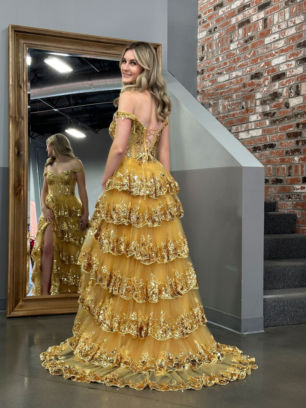 Vestido de festa estilo princesa dourado, com decote em A e ombros de fora, corpete e folhos em renda