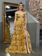 Vestido de festa estilo princesa dourado, com decote em A e ombros de fora, corpete e folhos em renda