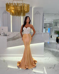 Vestido de noche dorado largo sin mangas, escote corazón, plisado y silueta sirena