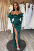 Wunderschönes dunkelgrünes, langärmliges, herzförmiges Abendkleid im Meerjungfrauenstil aus Satin mit Schlitz