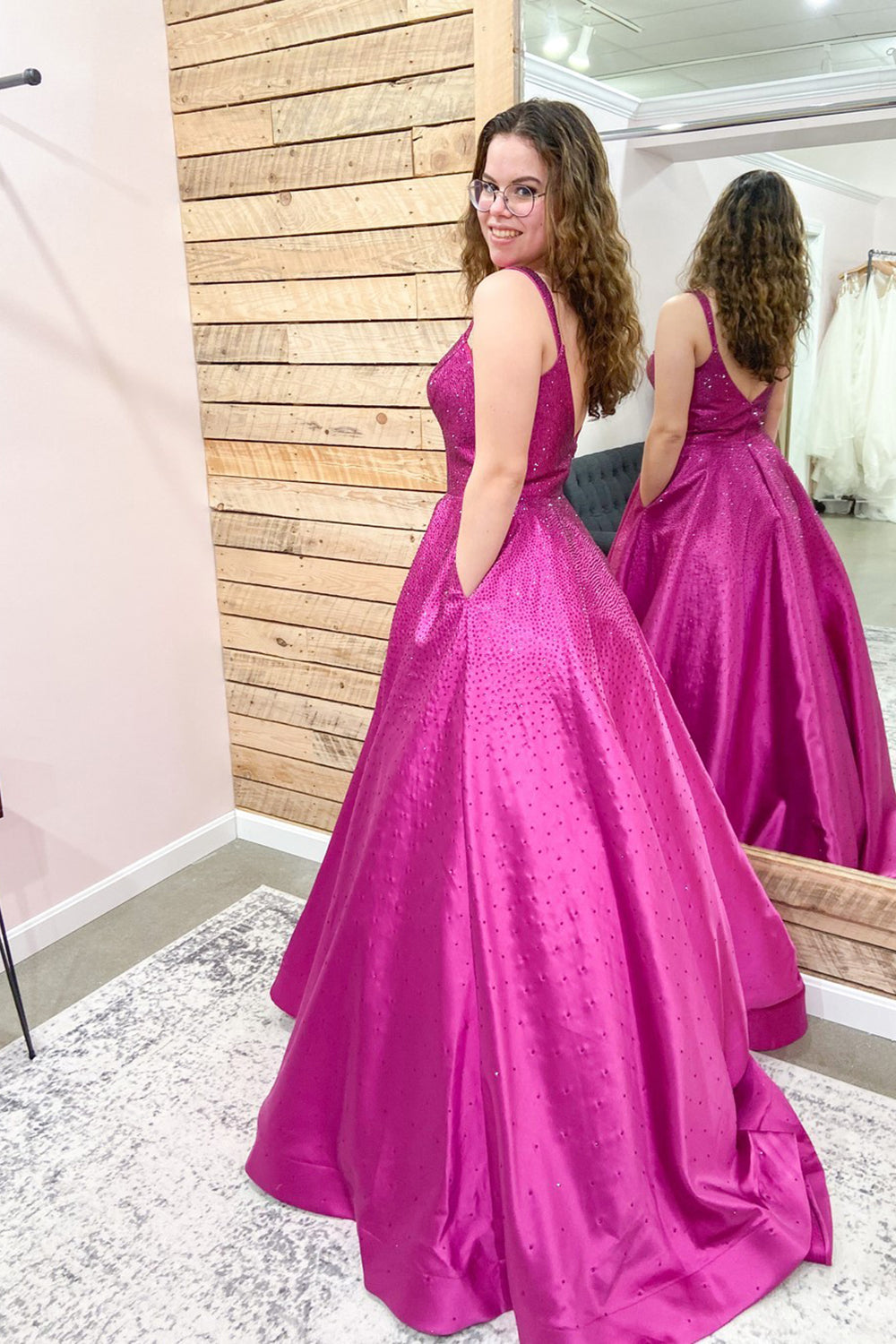 Wunderschönes langes rückenfreies A-Linien-Ballkleid mit Pailletten und Taschen