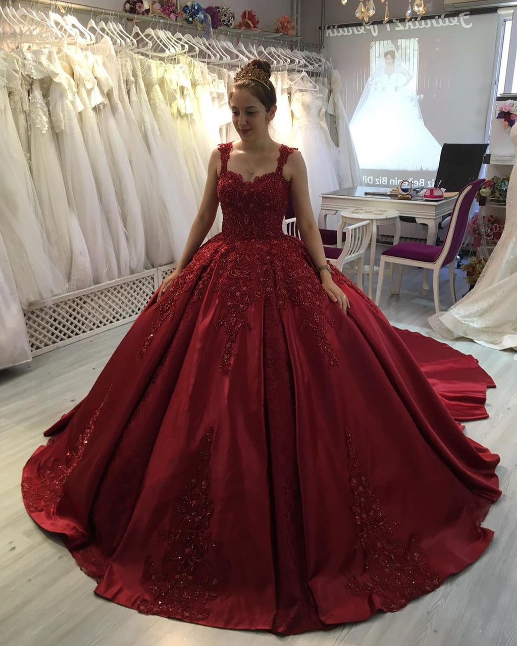 Wunderschönes langes Ballkleid mit Herzausschnitt, Applikationen, Spitze und Satin