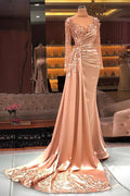 Lindo vestido de baile comprido com gola alta, missangas, lantejoulas e mangas compridas