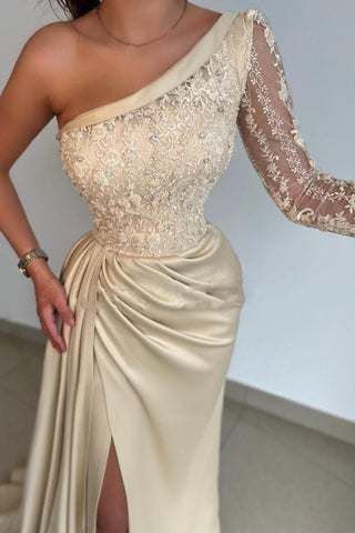 Wunderschönes langes, asymmetrisches Ballkleid im Meerjungfrauenstil aus Satin mit Spitzenfront und Schlitz mit Ärmeln