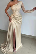 Vestido de Gala Largo y Precioso de Sirena Asimétrico con Abertura Lateral, Mangas y Frente de Encaje Satinado