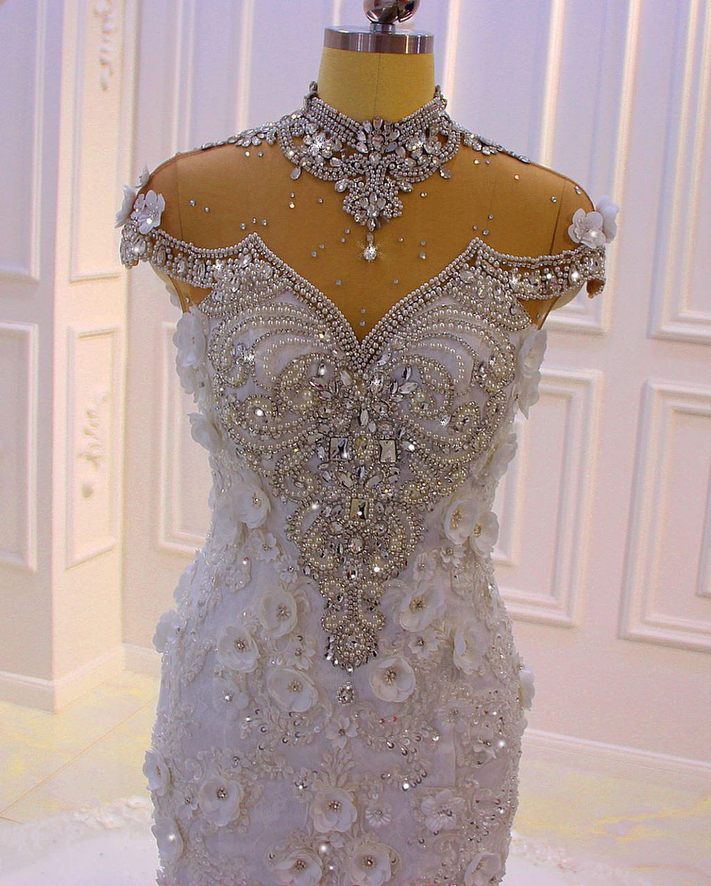 Prächtiges langes Meerjungfrau-Hochhals-Kleid mit Applikationen, Spitze, Kristallen und Tüll für die Hochzeit