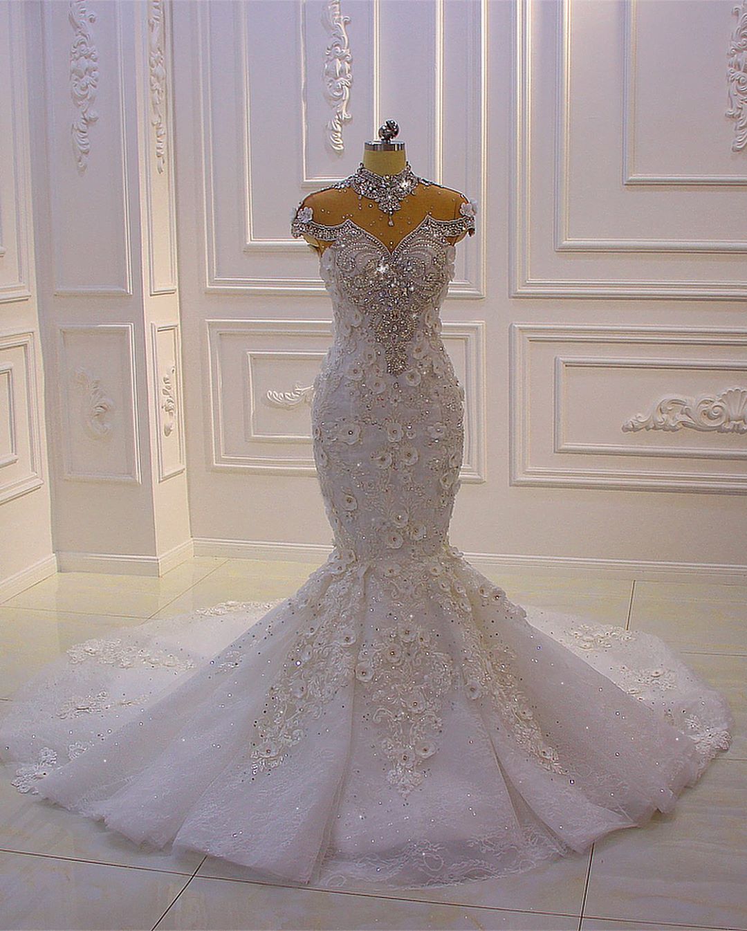 Prächtiges langes Meerjungfrau-Hochhals-Kleid mit Applikationen, Spitze, Kristallen und Tüll für die Hochzeit