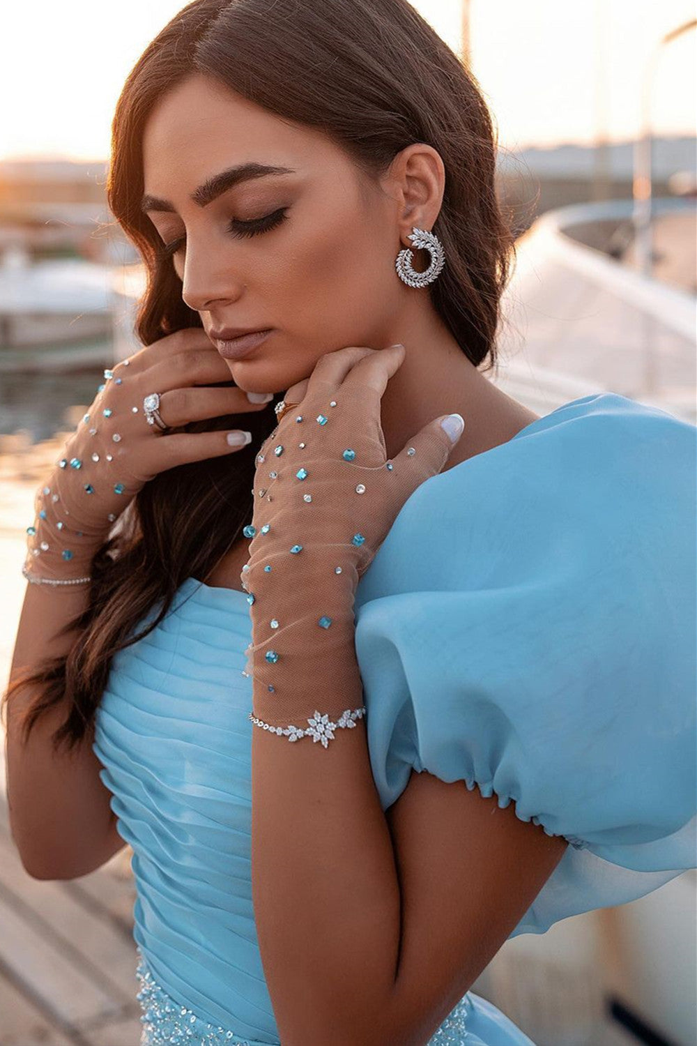 Wunderschönes langes Meerjungfrau-Ballkleid mit Puffärmeln und Pailletten und abnehmbarer Tüllschleppe