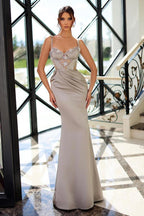 Lindo vestido de baile comprido sereia com alças finas e decote em coração