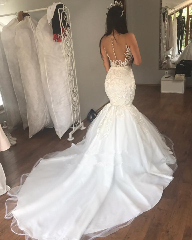 Prächtiges langes Meerjungfrauen-Brautkleid mit Herzausschnitt, Spitze, Knopfleiste und rückenfrei