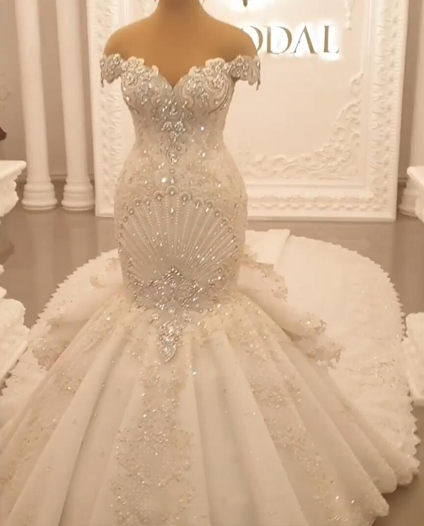 Prächtige lange trägerlose Hochzeitskleider mit kristallbesetztem rückenfreiem Meerjungfrau-Schnitt