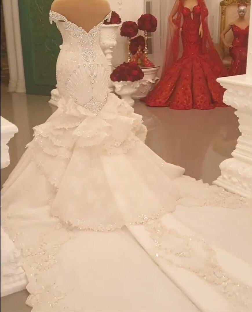 Prächtige lange trägerlose Hochzeitskleider mit kristallbesetztem rückenfreiem Meerjungfrau-Schnitt