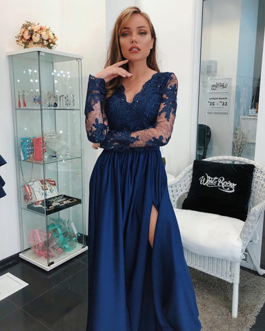 Lindos vestidos de baile azuis em chiffon com mangas compridas e racha