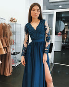 Wunderschönes A-Linien-Ballkleid aus Chiffon in Blau mit langen Ärmeln und Schlitz