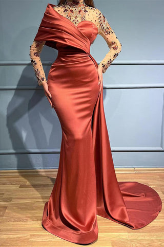 Lindo vestido de noite estilo sereia, com mangas compridas, gola alta e folhos
