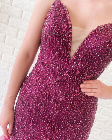 Lindos vestidos de baile compridos com decote em V e costas nuas, em tule e missangas, estilo sereia