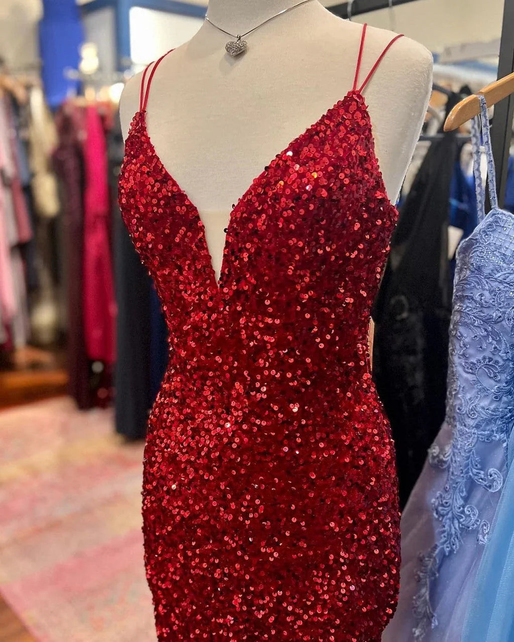 Prächtiges Kurzes Pailletten-Spaghettiträger V-Ausschnitt Enges Homecoming-Kleid